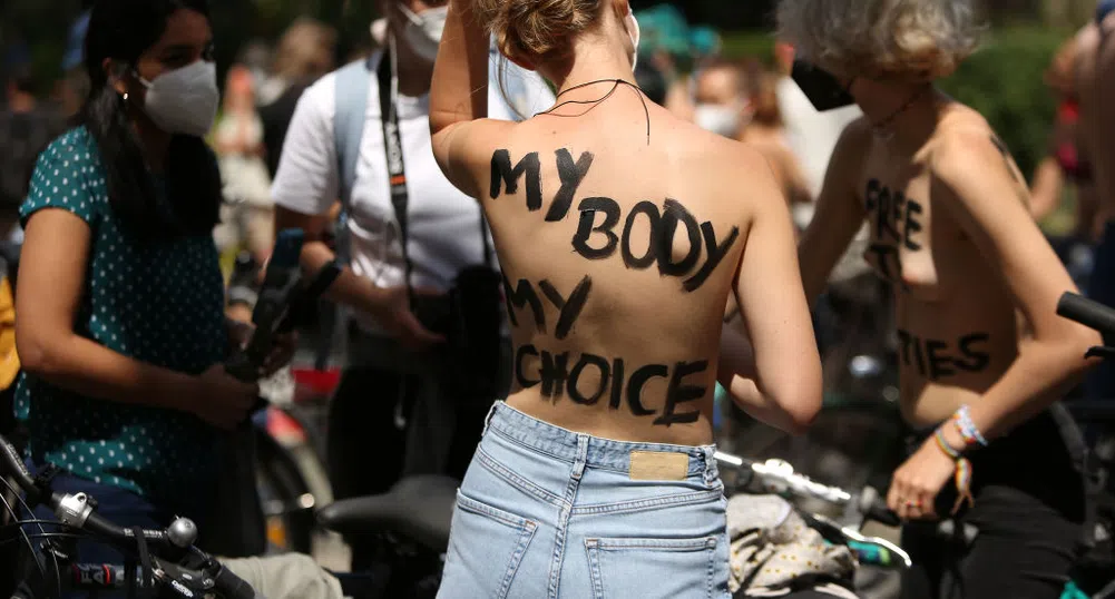 Право на голота: Берлин приветства топлес плувкините