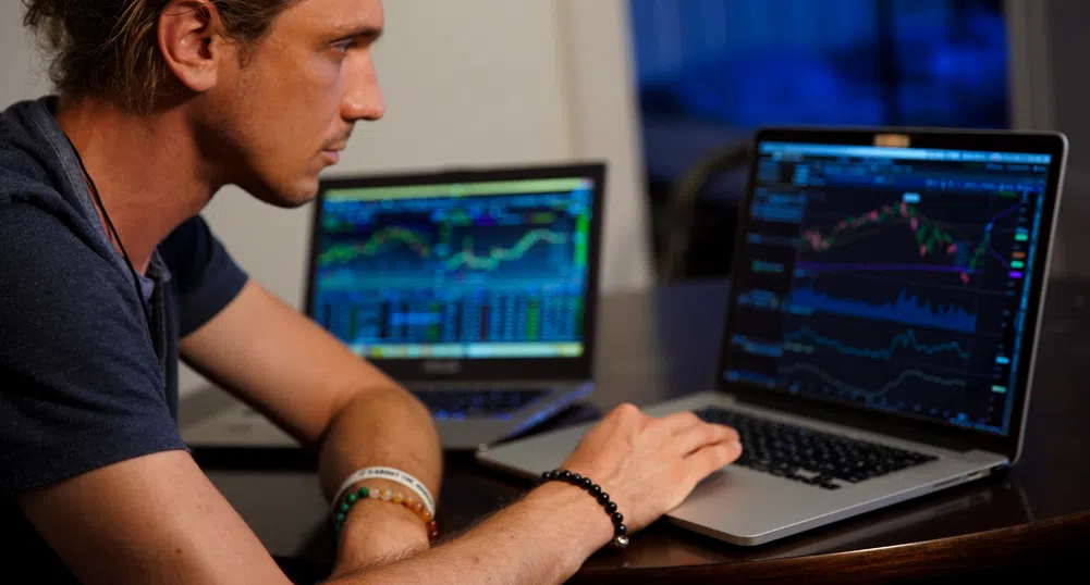 Повишения при азиатските акции и петрола