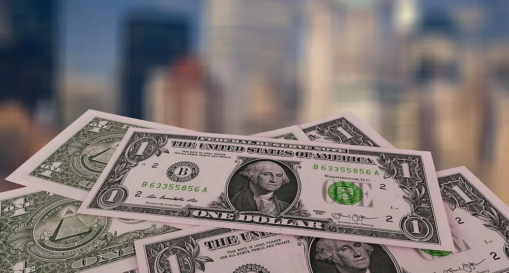 Доларът и петролът близо до върховете от последните дни