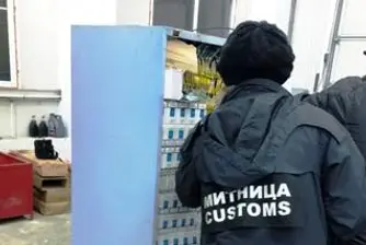 Хванаха цигари, скрити в бутафорен автомат за кафе