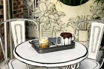 Прекрачите ли прага на това кафене, влизате в комикс