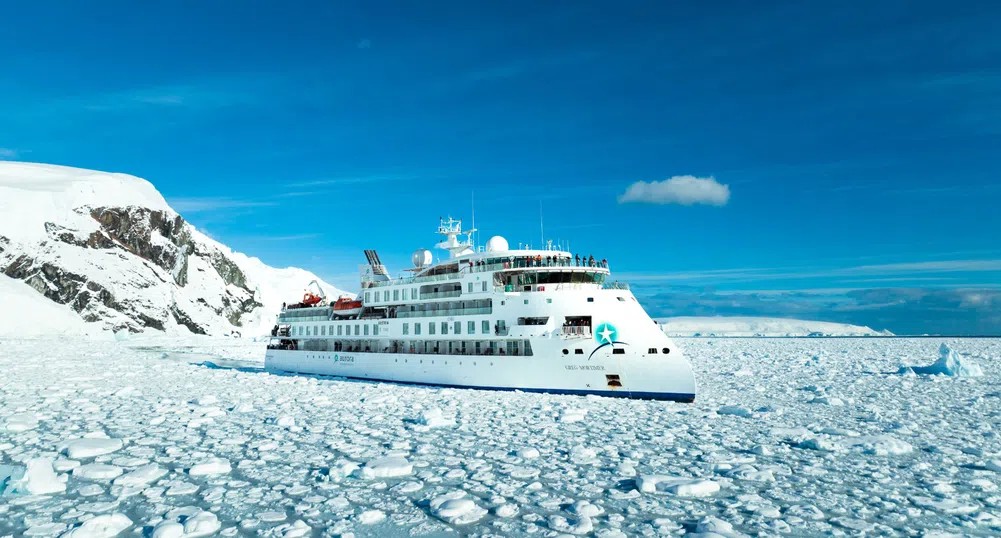 Луксозният круизен кораб може да остане блокиран с дни край Гренландия
