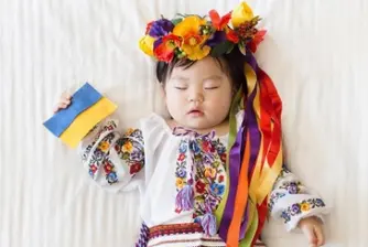 Защо най-известното корейско бебе облече българска носия?