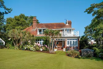 Къща на скала с невероятни гледки и бомбоубежище се продава за 2 млн. евро