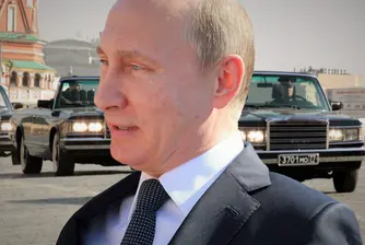 Путин влезе в ледените води на езеро за Богоявление (снимки)