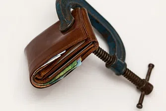 Гърците и румънците обеднели най-силно по време на кризата