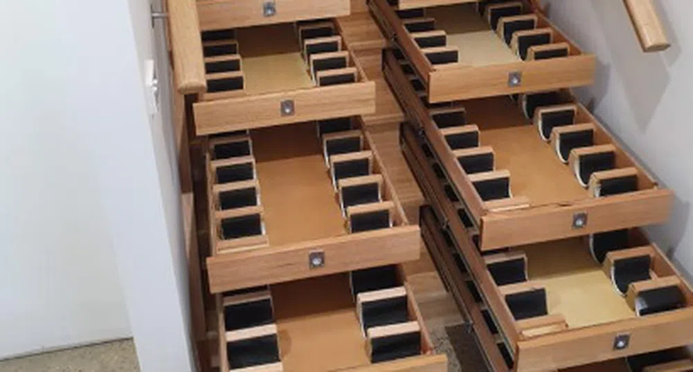 Мъж превърна дървено стълбище в склад за вино