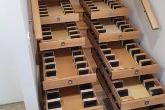 Мъж превърна дървено стълбище в склад за вино