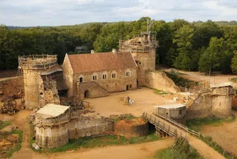 Ентусиасти строят замък по средновековна технология