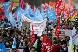 Поредна вечер на протести и сблъсъци в Париж заради пенсионната реформа