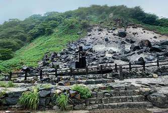 Японски камък с духа на демонична лисица се разцепи на две