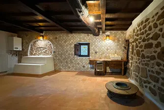 Двойка реставратори купи развалина от 14-ти век и я превърна в къща мечта