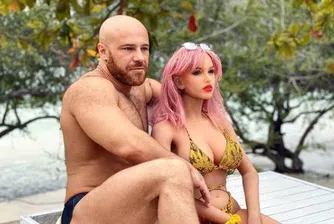 Казахстански бодибилдър се ожени за своята секс кукла