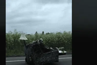 Движещ се по пътя диван шокира шофьорите