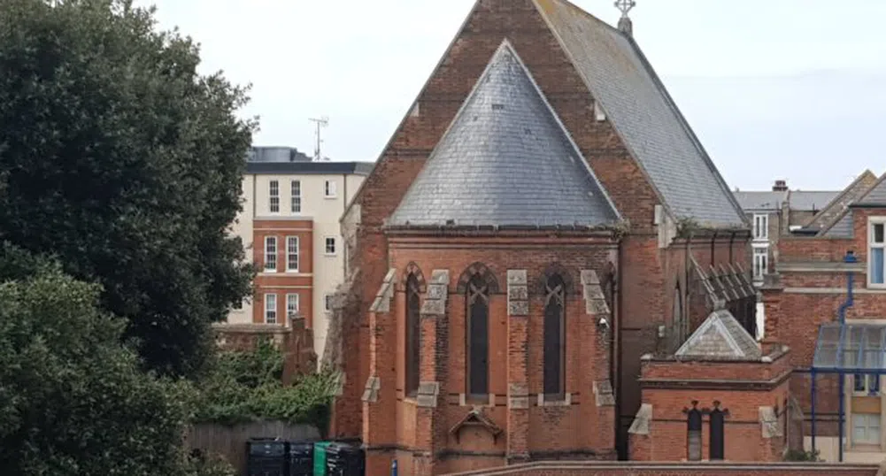 Искате да живеете в църква? На пазара има и такава оферта