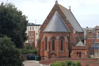 Искате да живеете в църква? На пазара има и такава оферта