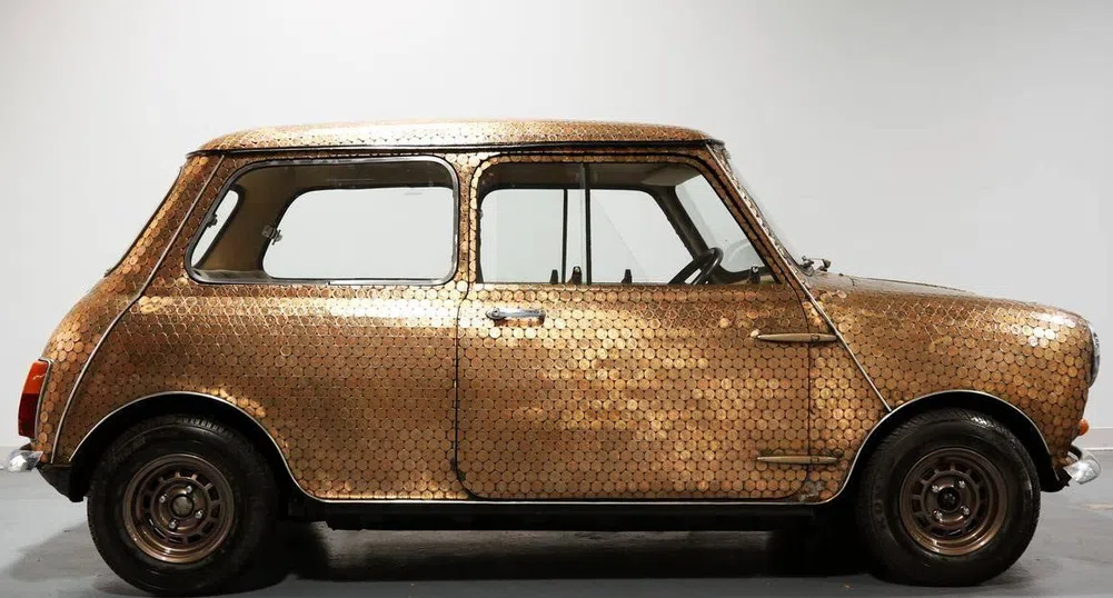 Продават легендарен Mini Cooper, покрит с британски монети