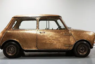 Продават легендарен Mini Cooper, покрит с британски монети