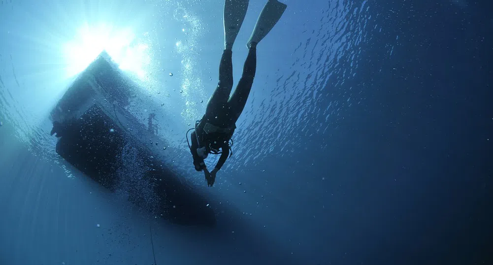 Мъж счупи рекорд на Гинес за най-дълго плуване под вода с един дъх (видео)