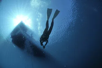 Мъж счупи рекорд на Гинес за най-дълго плуване под вода с един дъх (видео)