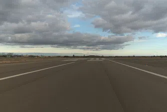 Пътнически самолет катастрофира на летище и се преобърна, но всички оцеляха