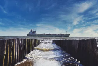 Кораб, превозващ 3000 автомобила, изгоря край бреговете на Нидерландия