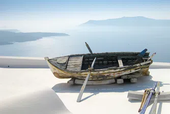 Архитекти реновираха удивителна къща в скалите на Санторини