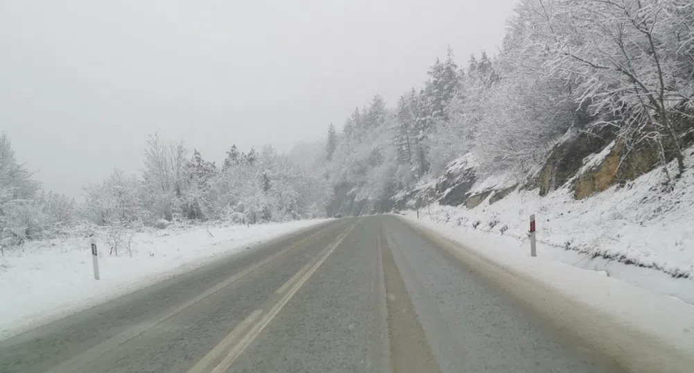 885 машини обработват републиканските пътища