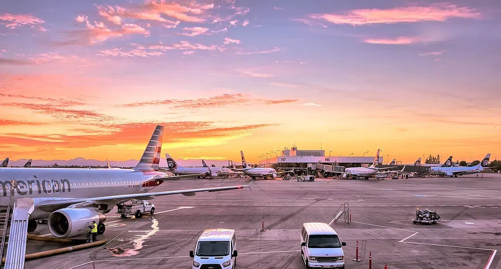 Човек с джетпак забелязан отново да лети до натоварено летище