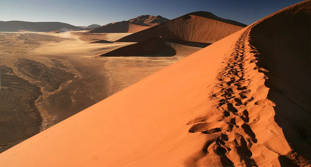 Прах от Сахара оцвети в оранжево снега в Алпите и Пиренеите (видео)