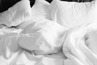 Пандемията принуди милиардер да сменя спално бельо (видео)