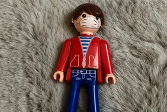 Играчки носят маски, за да помогнат на медиците в Чехия