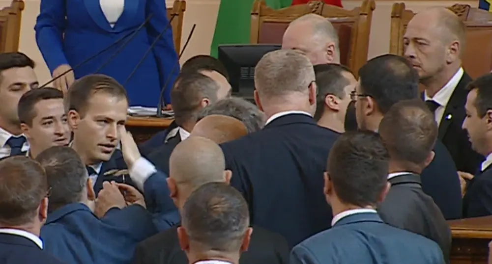 Напрежение в НС, депутати от "Възраждане" и ПП-ДБ стигнаха до бой