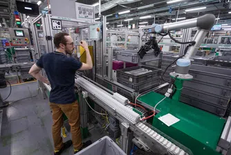 Коботите на Universal Robots внедрени и в Schneider Electric България