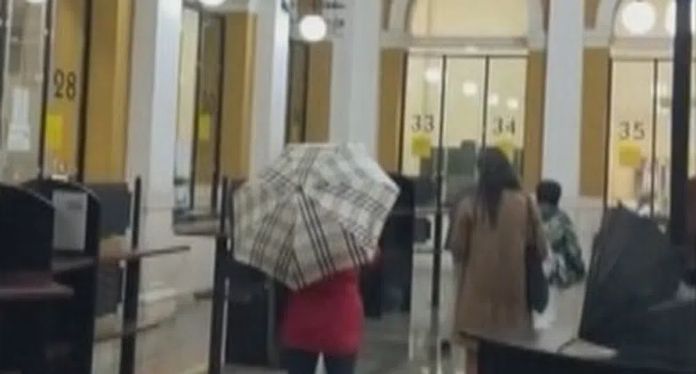 Обмислят как да ремонтират протеклия покрив на Централната поща в София