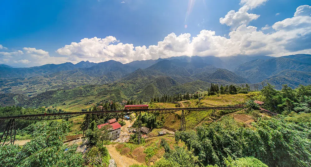 Луксозно пътешествие за $1564 във влак със стъклен купол (снимки)