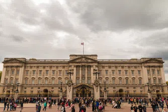 Принц Чарлз пращал милиони на Хари и Меган