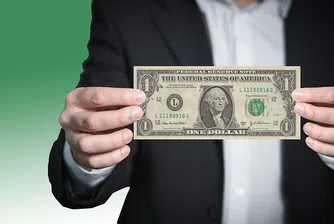 Доларът поевтинява, след като възстановяването му изгуби инерция