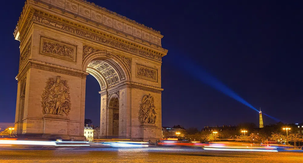 Опаковат Триумфалната арка по проект на Кристо