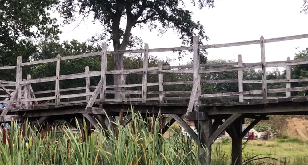 Дървен мост от книгата за Мечо Пух се продава на търг