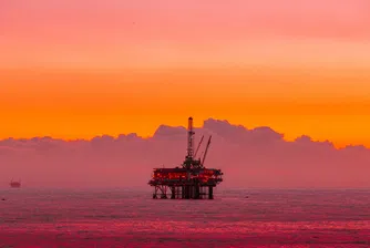 Петролът силно поевтиня заради строгите антиковид мерки в Китай