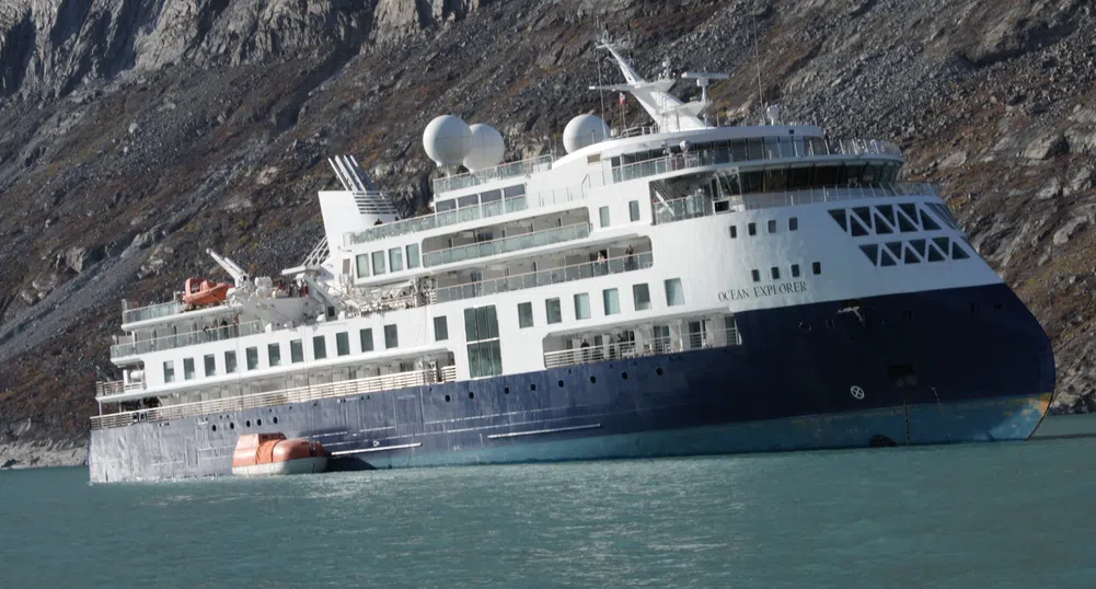 Круизният кораб остава блокиран край Гренландия, трима на борда са с Covid