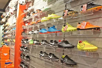 Хакнаха екраните на спортен магазин, девет часа излъчваха порно