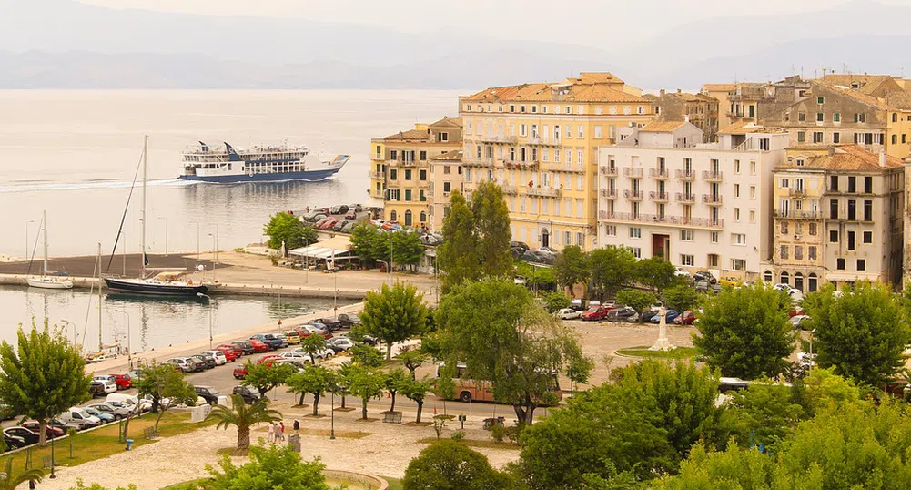 Българин все още е блокиран на горящия ферибот до Корфу