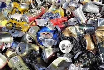 Тя притежава имоти за милиони, но събира боклуци по улиците