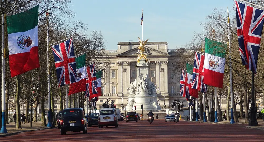 Защо Великобритания разхлабва мерките?