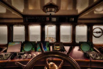 Задържани са капитанът и вторият помощник-капитан на кораба Вера Су