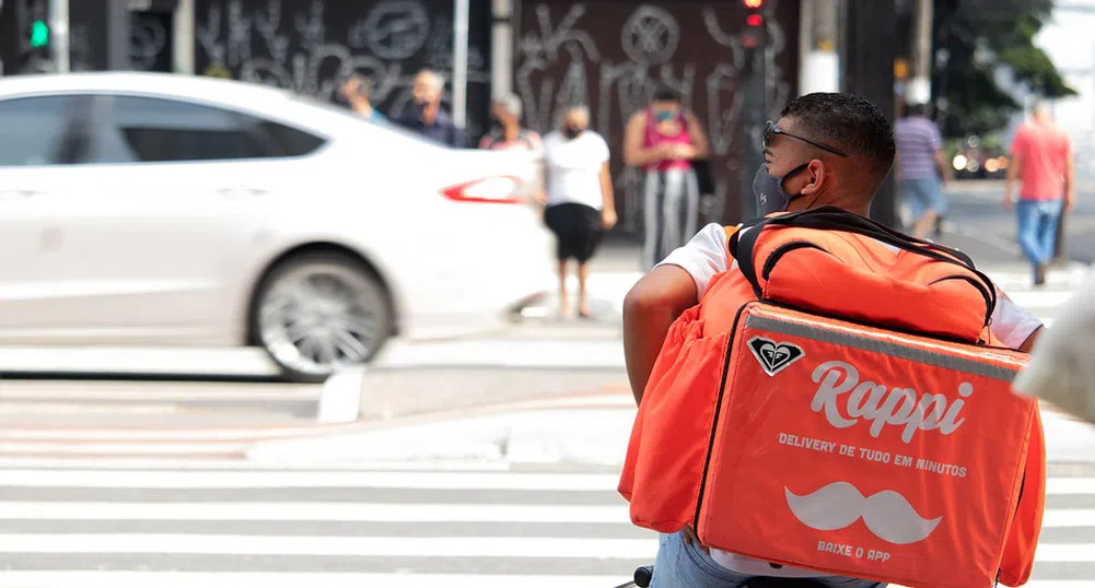 Акробати на колела: Как изглежда доставката на храна преди век в Япония?