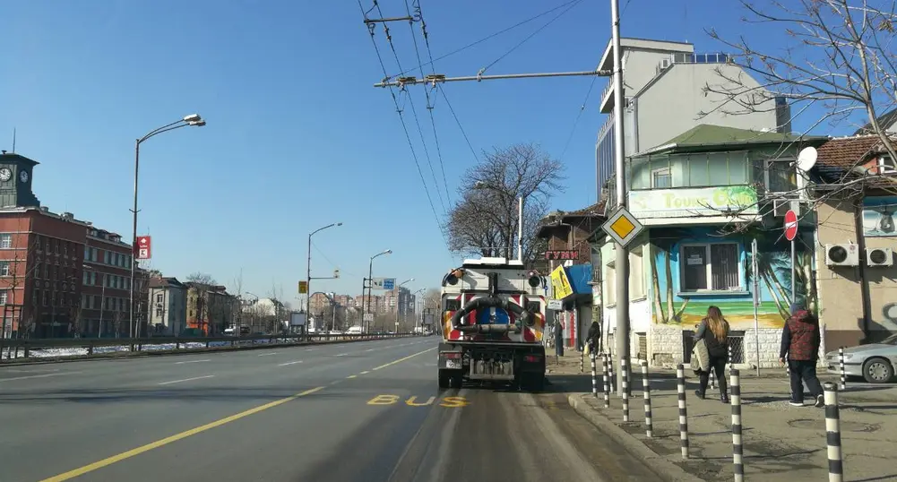 Продължава миенето на столичните улици