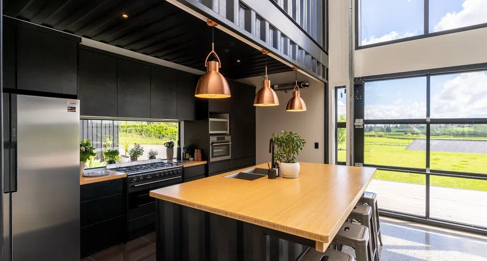 Невероятна къща, изградена от 12 транспортни контейнера (снимки)